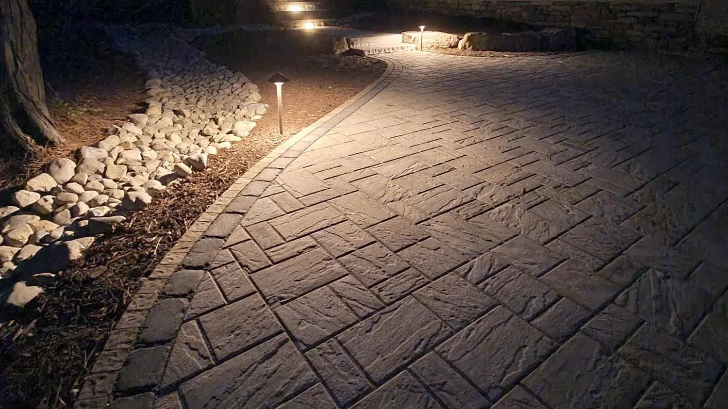 Landscape Lighting project by Edge Effect Landscapes, photo 5